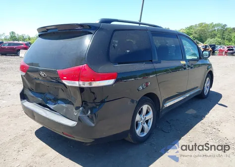 2014 Toyota Sienna Le V6 8 Passenger z USA, uszkodzony, nr VIN 5TDKK3DC6ES453200